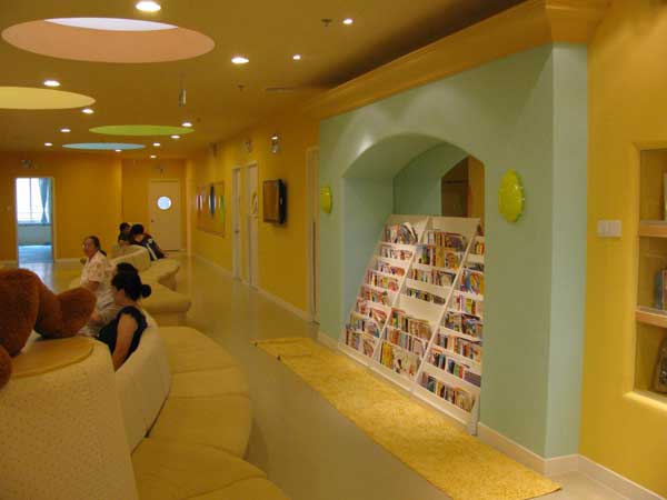 广安市红黄蓝亲子园内部大厅