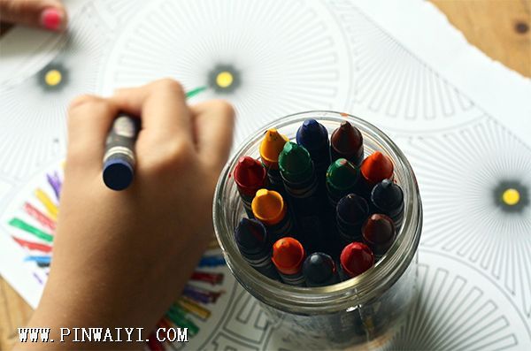 crayons-g7f4dad24b_1920.jpg